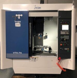 Blau-weißes vertikales Bearbeitungszentrum Tongtai VTX-7A im Werksbetrieb.