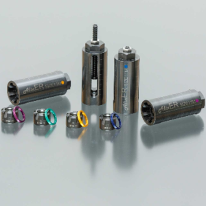 Metallene Werkzeugkomponenten mit farbigen Ringen, möglicherweise für industrielle oder zahnmedizinische Zwecke.