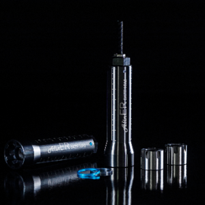 Schwarzes Alien Rotor Vape-Kit aus Metall mit zwei Hüllen auf schwarzem Hintergrund.