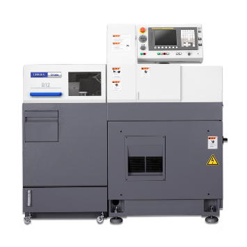 CNC-Drehmaschine mit Bedienfeld und geschlossenem Arbeitsbereich, grau und weiß.
