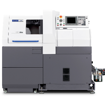 CNC-Drehmaschine, weiß und grau mit Bedienfeld, in einer Werksumgebung.