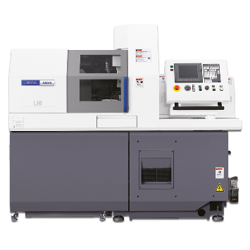 Eine weiß-graue CNC-Drehmaschine mit Bedienfeld und Sicherheitstür.