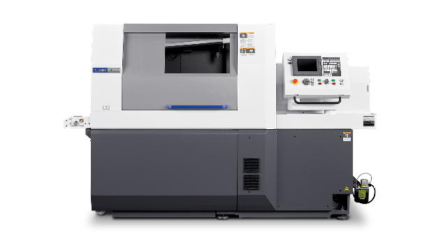 CNC-Drehmaschine, grau und weiß, mit Bedienfeld, in einer Fertigungsumgebung.