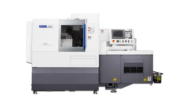 CNC-Drehmaschine, weiß und grau, mit Bedienfeld, in einer Fertigungsumgebung.