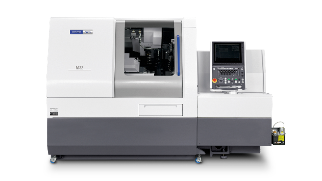 CNC-Werkzeugmaschine mit Bedienfeld rechts. Weiß-graues Äußeres. Offene Ansicht der Schneidwerkzeuge.