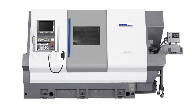 CNC-Drehmaschine in Grau und Weiß mit Bedienfeld und Digitalanzeige.