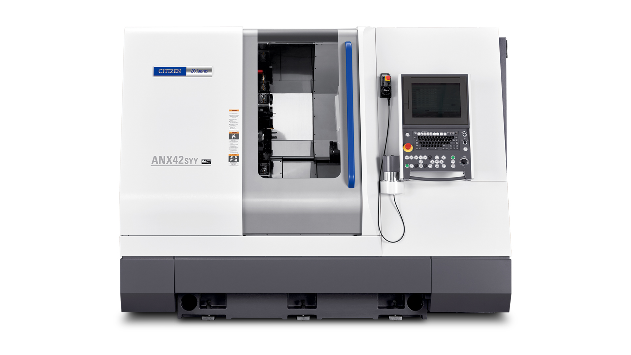 CNC-Drehmaschine mit Bedienfeld und geschlossenem Arbeitsbereich.