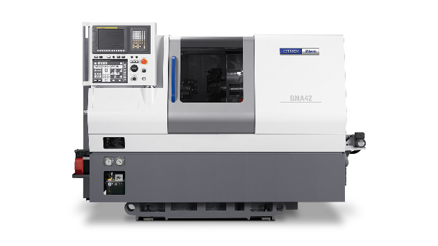CNC-Drehmaschine in Grau und Weiß mit Bedienfeld auf der linken Seite.