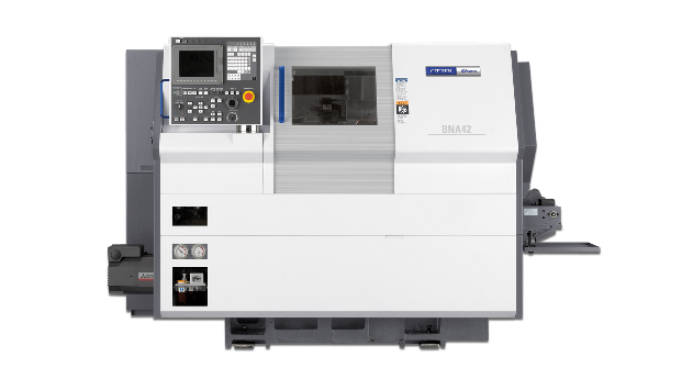 CNC-Drehmaschine mit Bedienfeld und geschlossenem Arbeitsbereich. Weiß und grau.