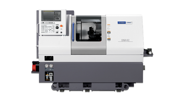 CNC-Drehmaschine, weiß und grau, mit Bedienfeld und offenem Arbeitsbereich.