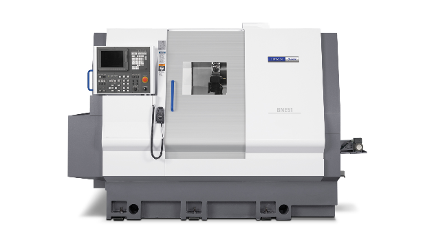 CNC-Drehmaschine, grau und weiß mit Bedienfeld, zur Metallbearbeitung.