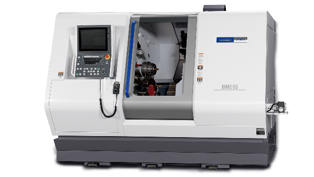 CNC-Drehmaschine, weiße Maschine mit geöffneter Zugangstür, Bedienfeld links.