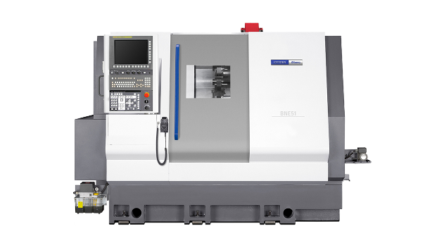 CNC-Drehmaschine, grau und weiß, mit Bedienfeld, in einer Fertigungsumgebung.