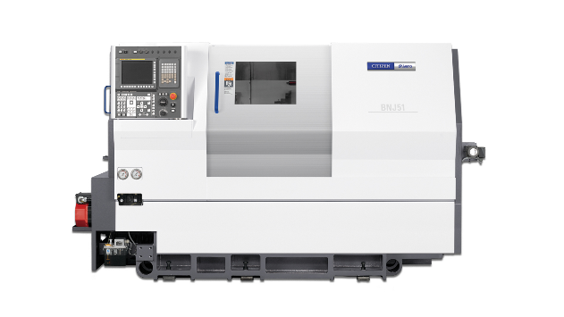 Weiß-graue CNC-Drehmaschine mit Bedienfeld und Sichtfenster.