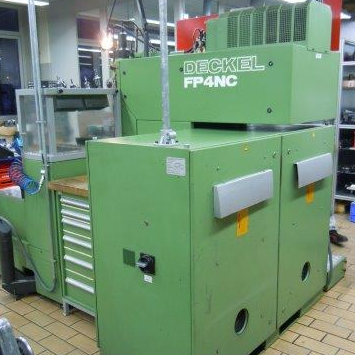 Grüne Deckel FP4NC Fräsmaschine in einer Werkstatt.