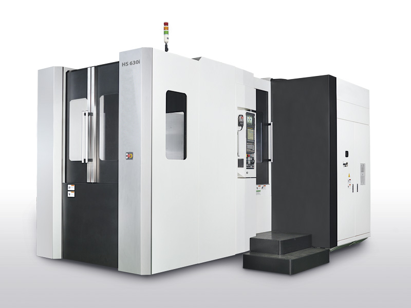 Große, weiß-schwarze CNC-Maschine mit freiem Zugang zum Bedienfeld auf weißem Hintergrund.