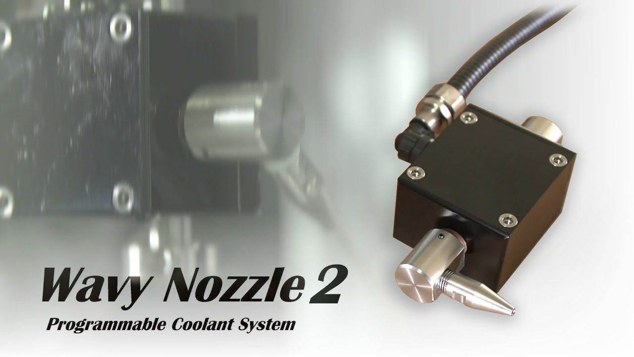 „Programmierbares Kühlsystem Wave Nozzle 2. Schwarze Metalldüse mit Schlauch und silberner Spitze. Verschwommener Hintergrund.“