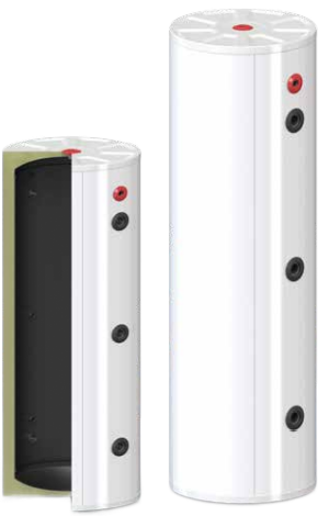 Chauffe-eau instantané mural avec tuyauterie en cuivre. Il se trouve dans une salle de bains avec une fenêtre et une plante.