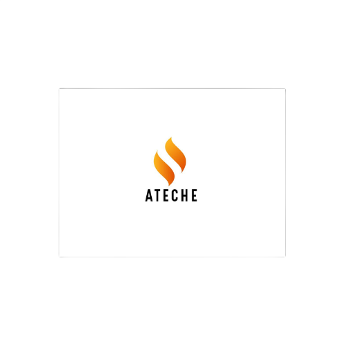 Panneaux solaires sur un toit blanc, ciel bleu en arrière-plan.