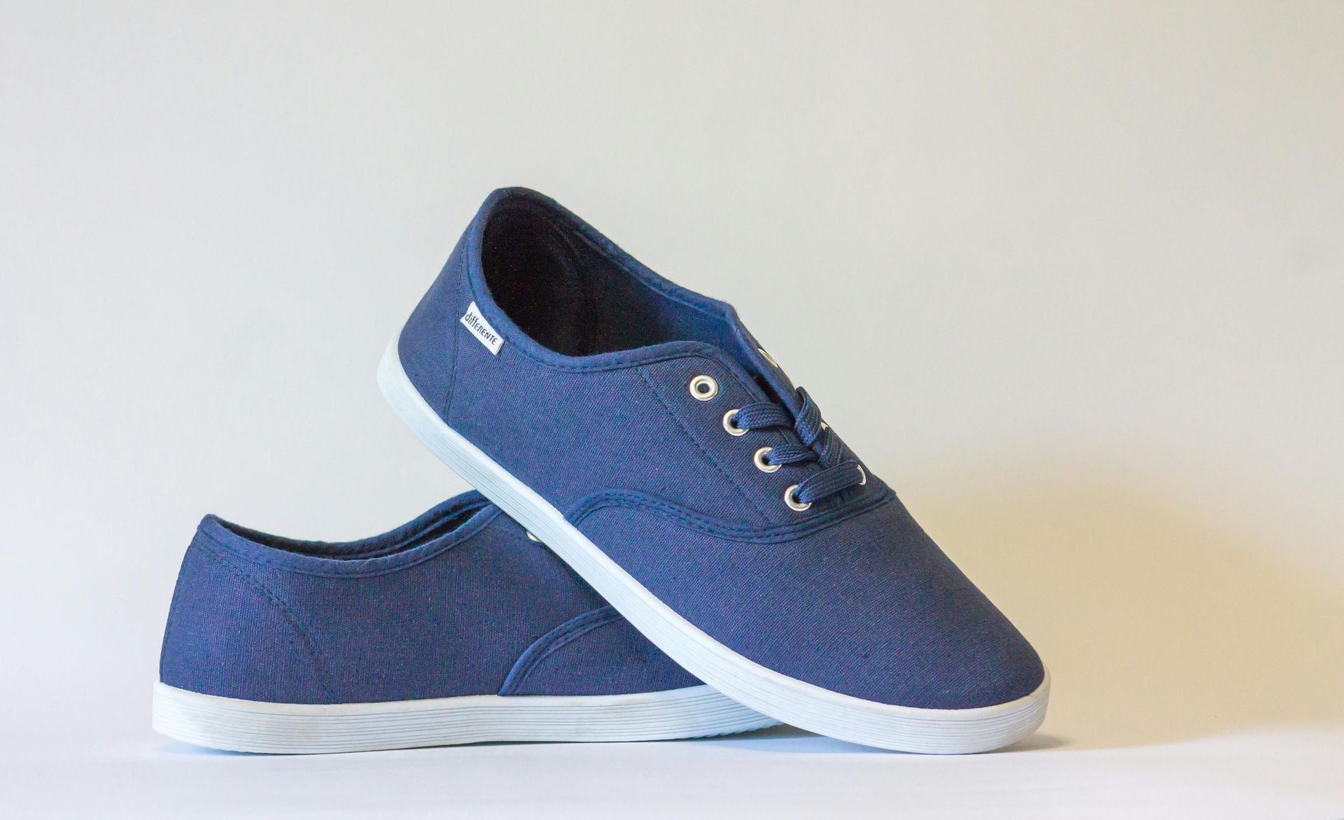 Blaue Canvas-Sneaker mit weißer Sohle.