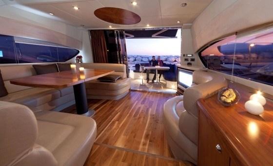 Vene on vuokrattavana kipparin lisäksi myös palveluhenkilökunnan kanssa.