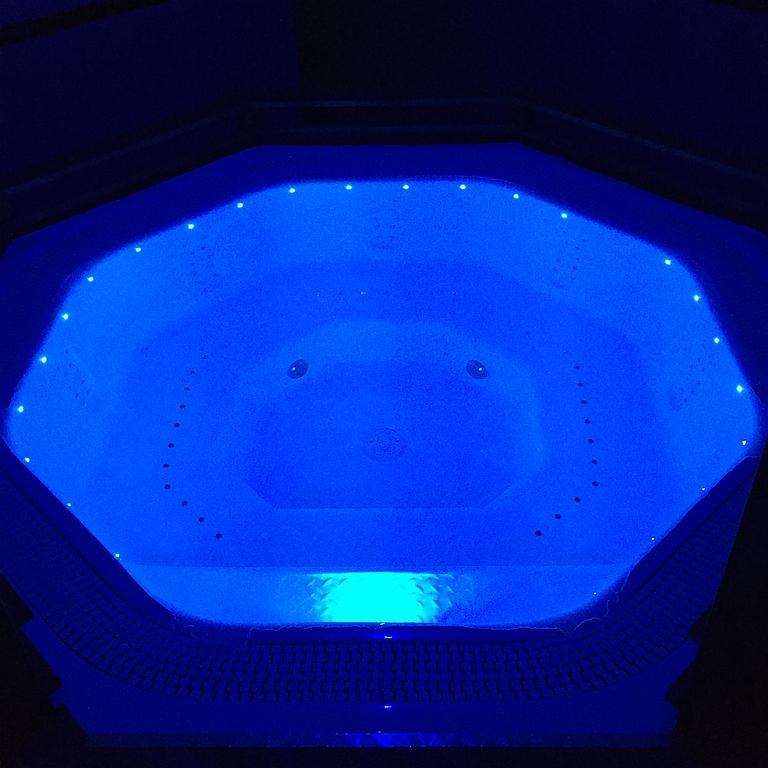 Bain à remous avec une lumière bleue