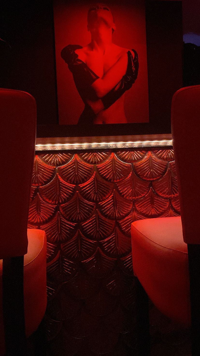 Espace détente avec un tableau de femme dénudée