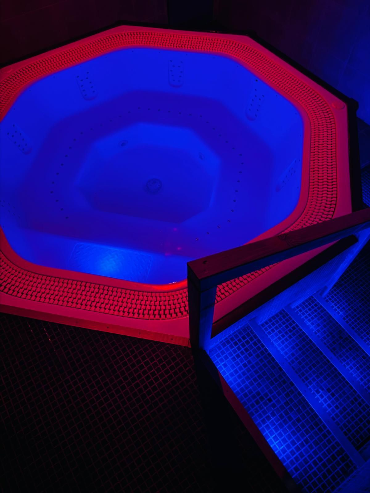 Bain à remous avec une lumière bleue