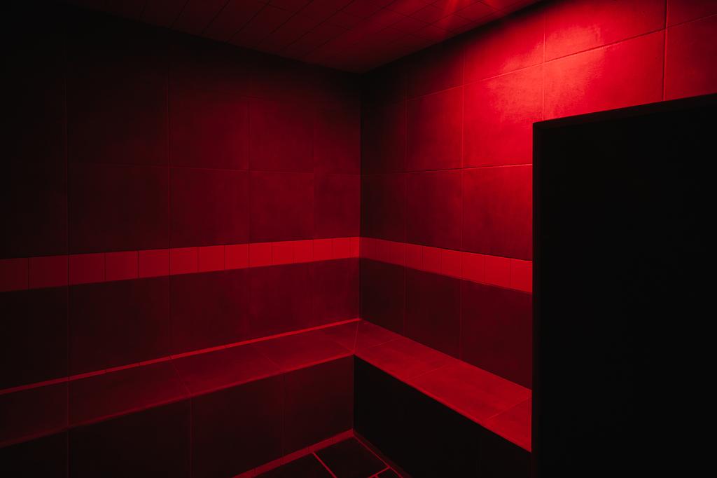 Hammam avec lumière rouge