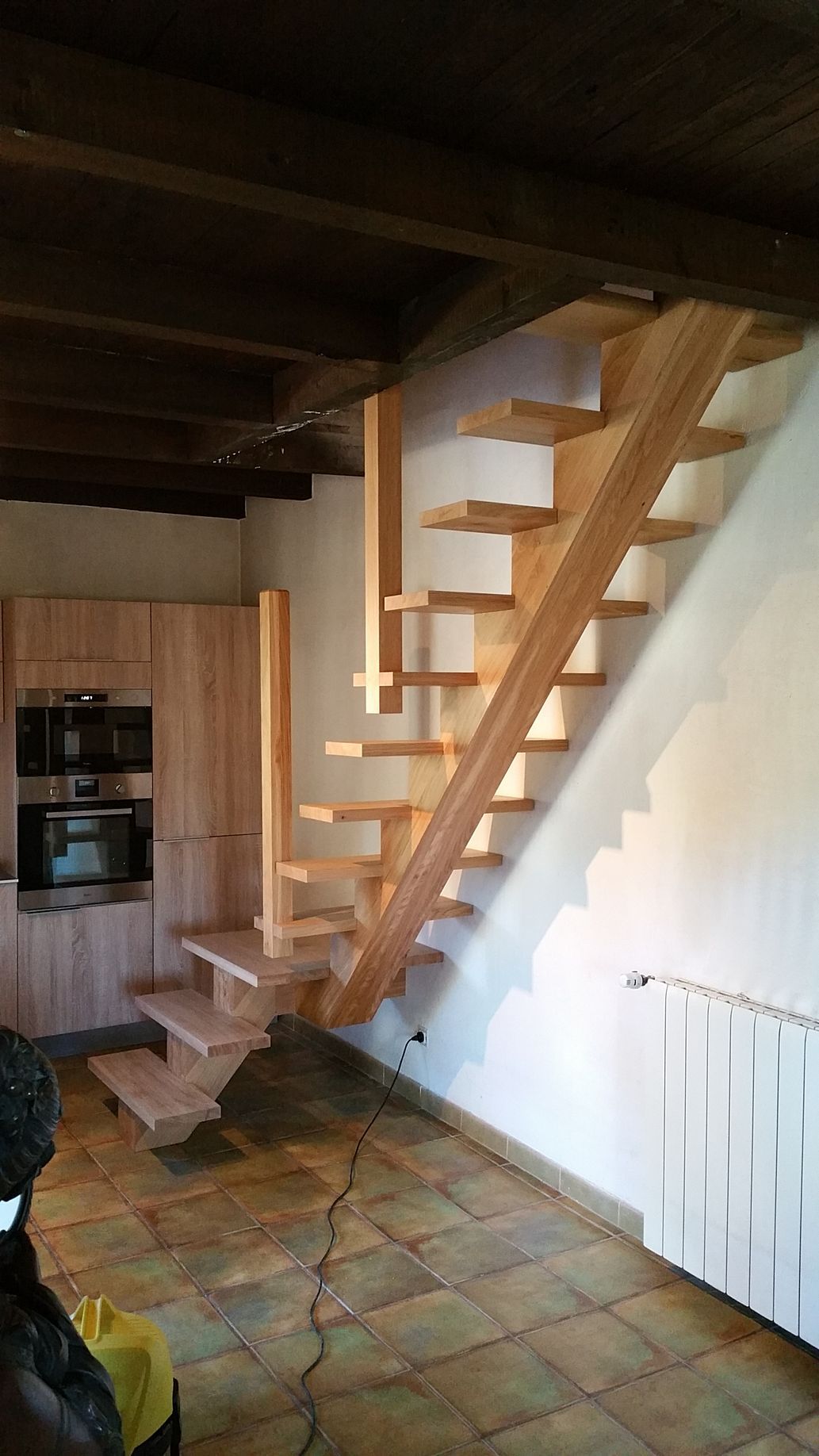 Escalier en bois design avec une verrière