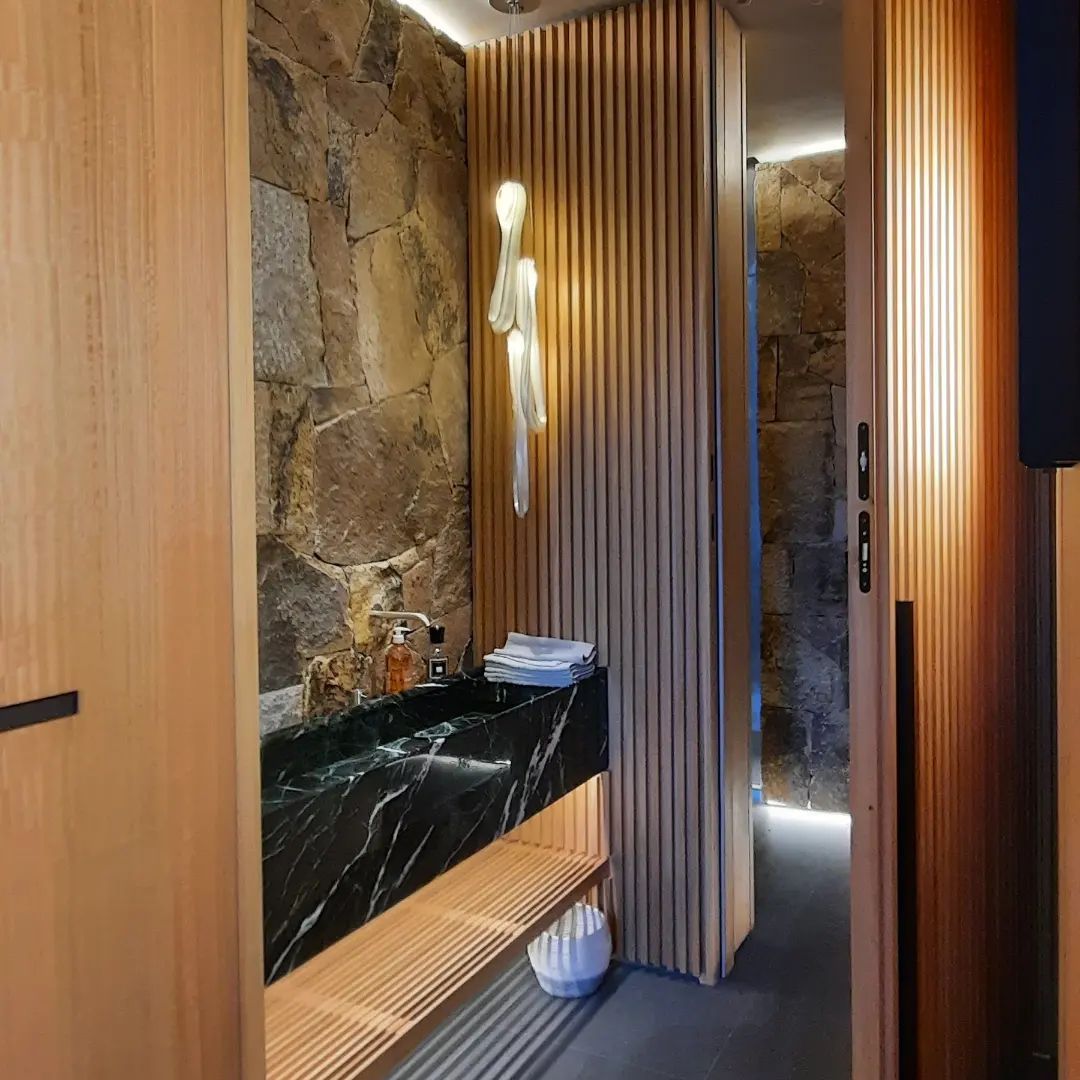 Escalier en bois design dans une maison moderne