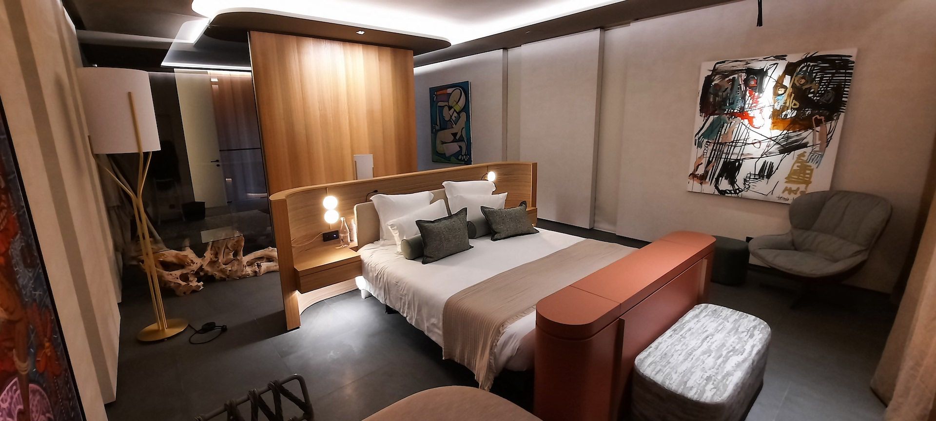 Chambre d'hôtel design avec tête de lit et séparation en bois