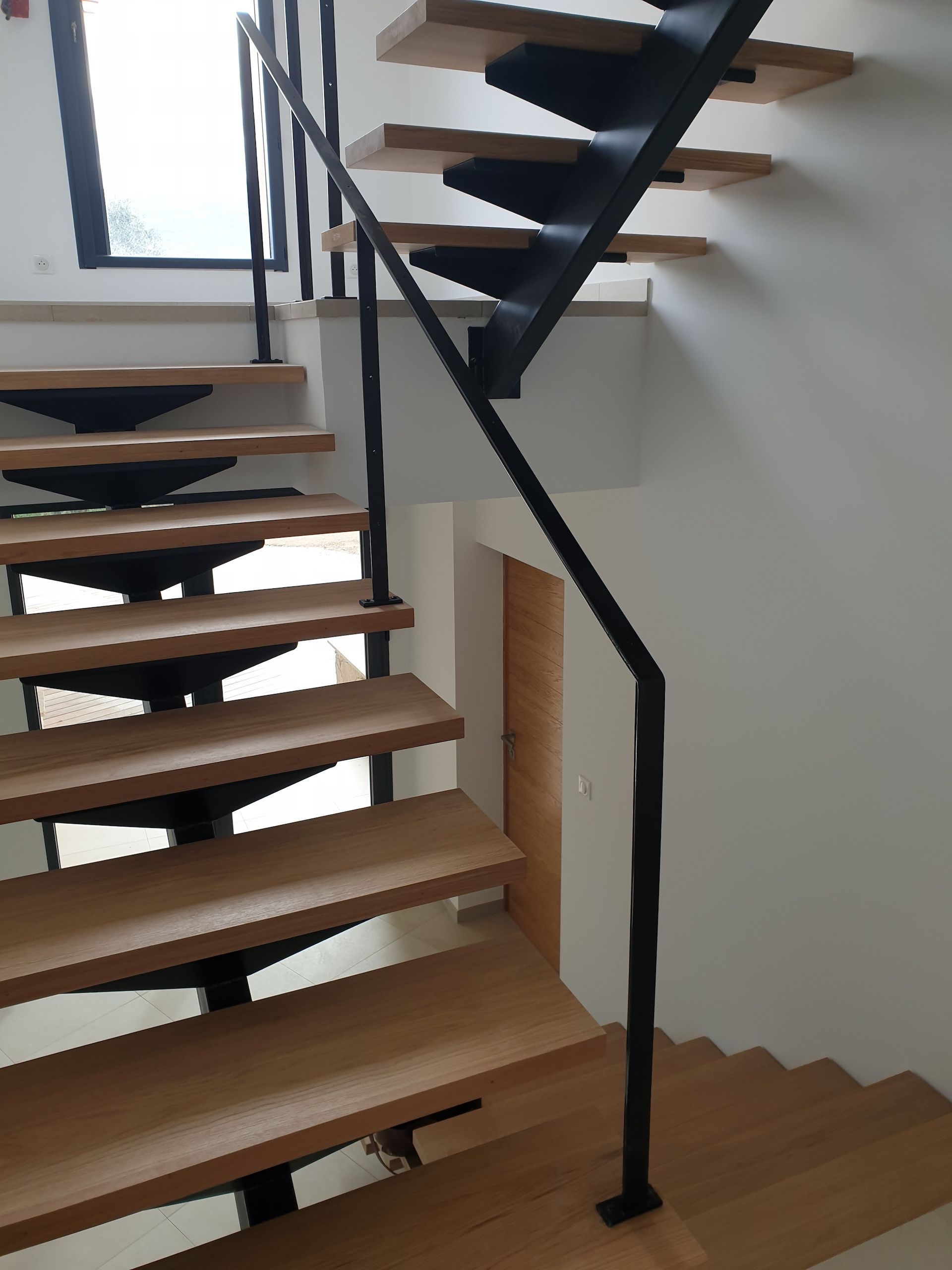 Escalier en bois design avec rampe noire en fer