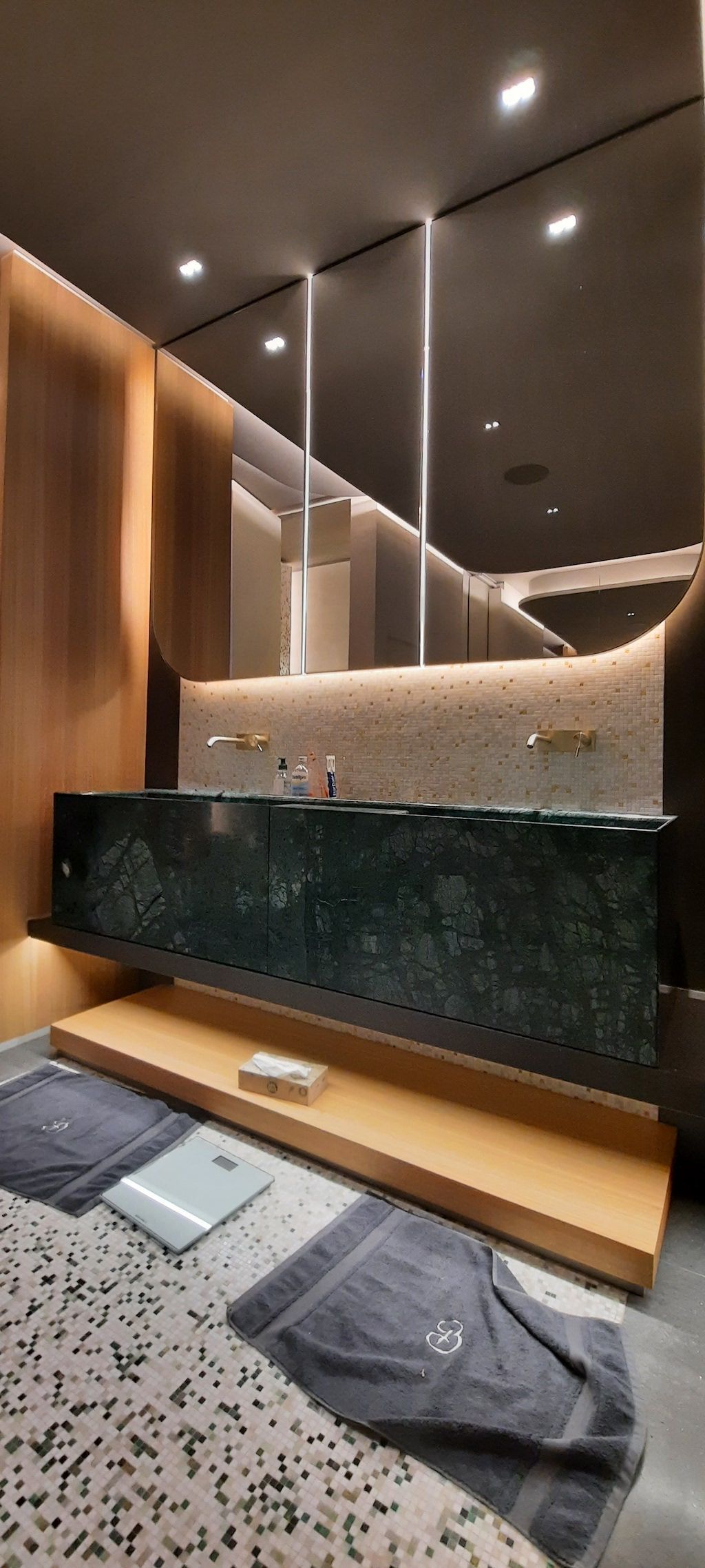 Salle de bains design en bois et revêtement noir