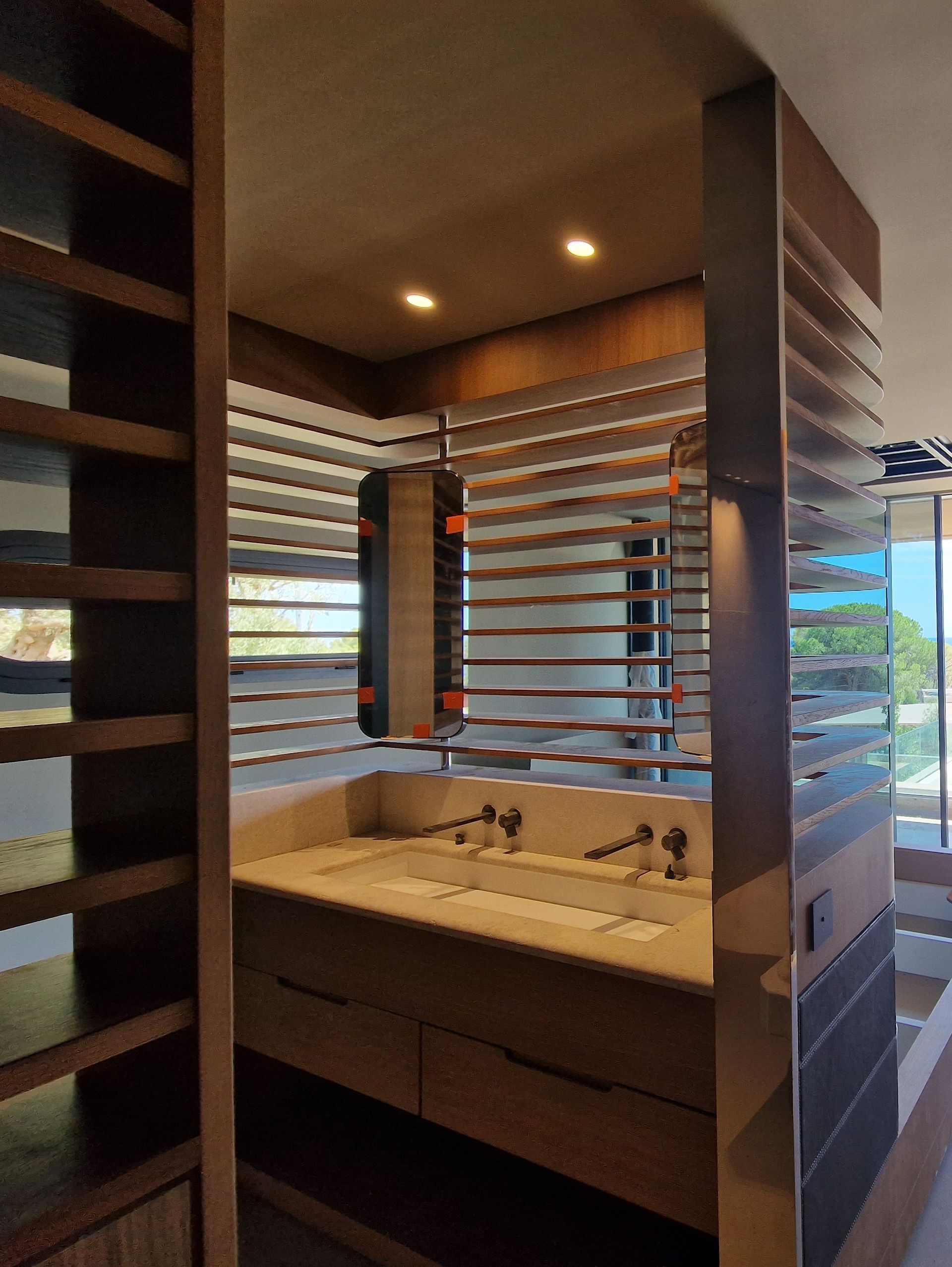 Grande salle de bains design en bois et revêtement noir