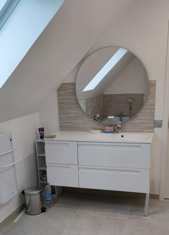 Installation d'un lavabo dans une salle de bains