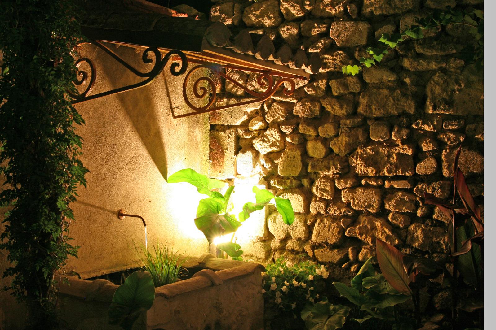 Éclairage jardin avec un spot
