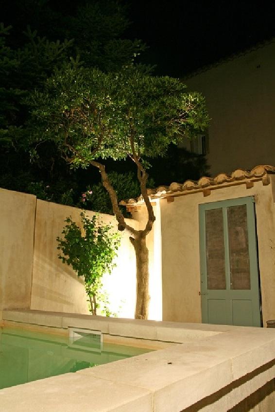 Éclairage jardin avec un spot