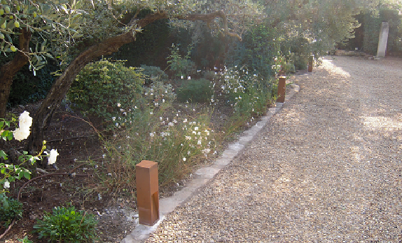 Allée de gravier avec des éclairages