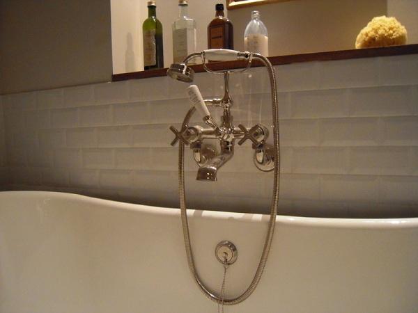 Mélangeur de douche avec une douchette dans un style ancien