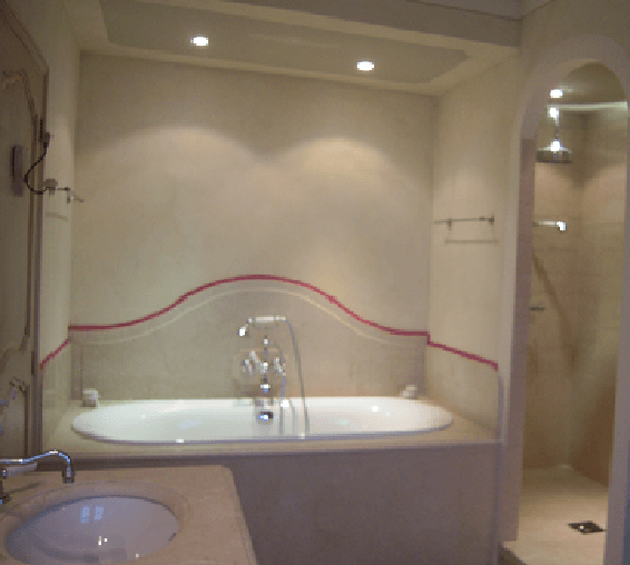 Baignoire encastrée avec un tablier de protection