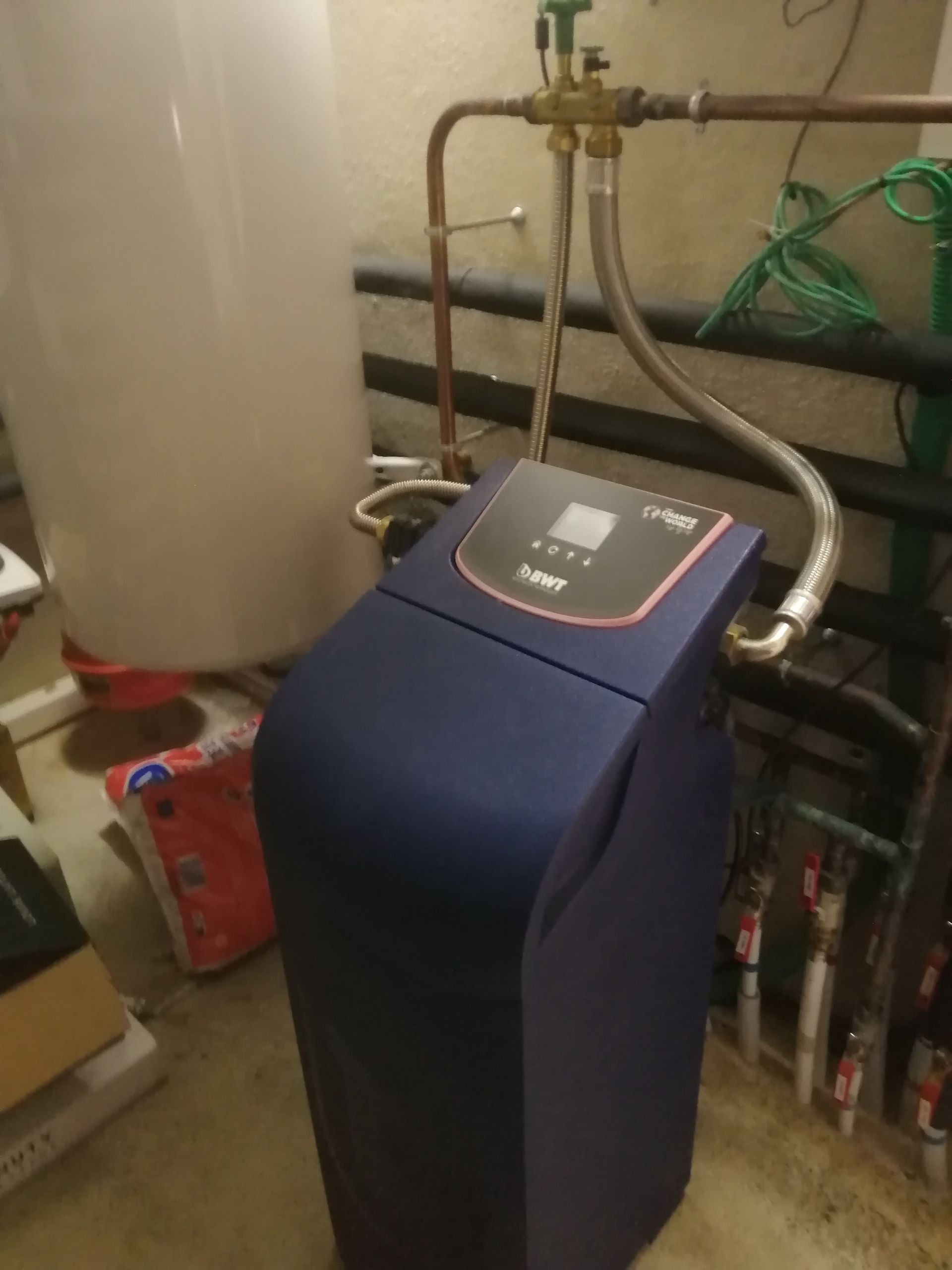 Installation d'adoucisseur bleu marine posé au sol
BWT St Rémy de Provence 2024