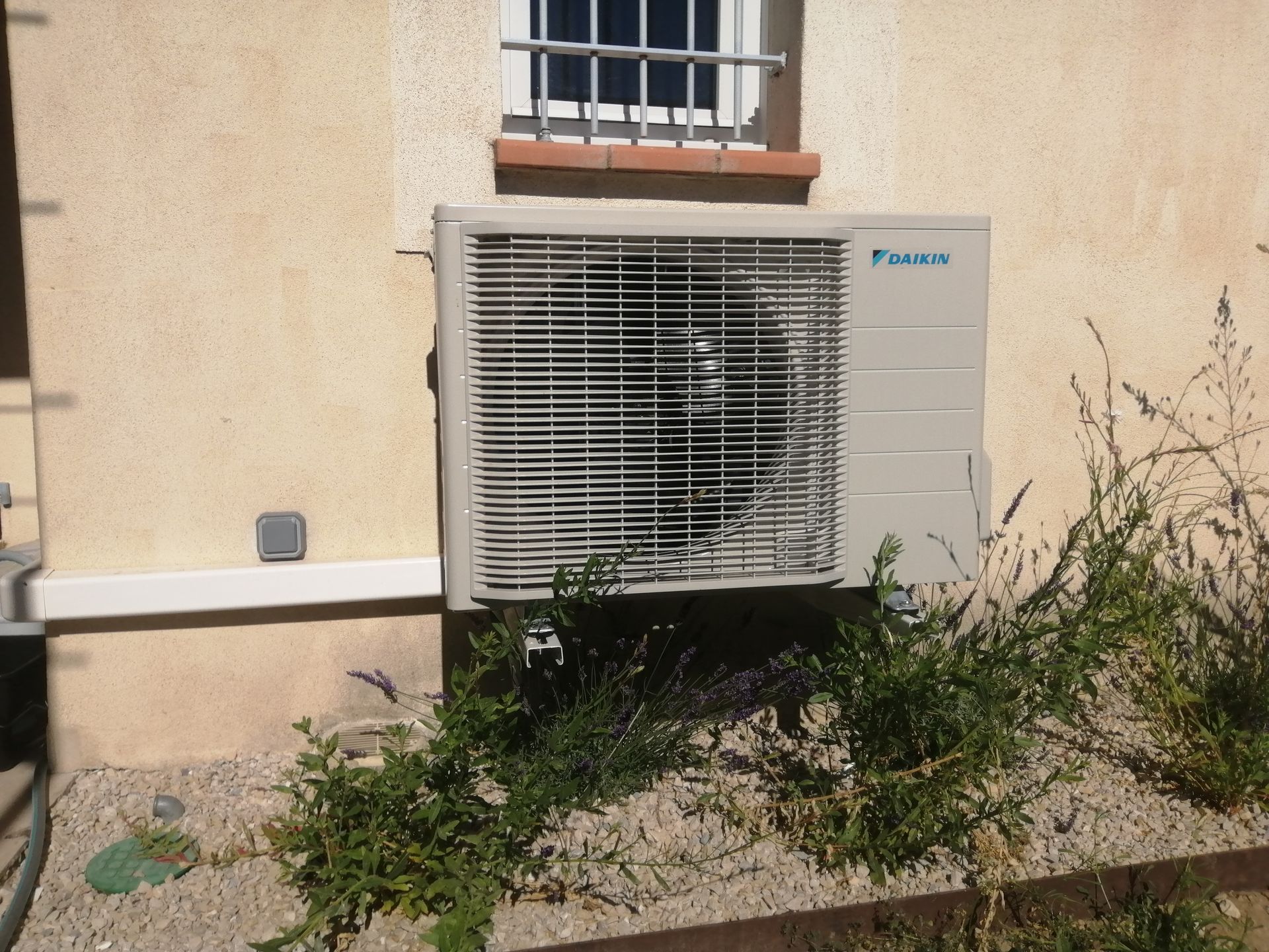 Climatisation DAIKIN St Rémy de Provence, Unité extérieure fixée au mur de la maison avec raccordement vers unité intérieure