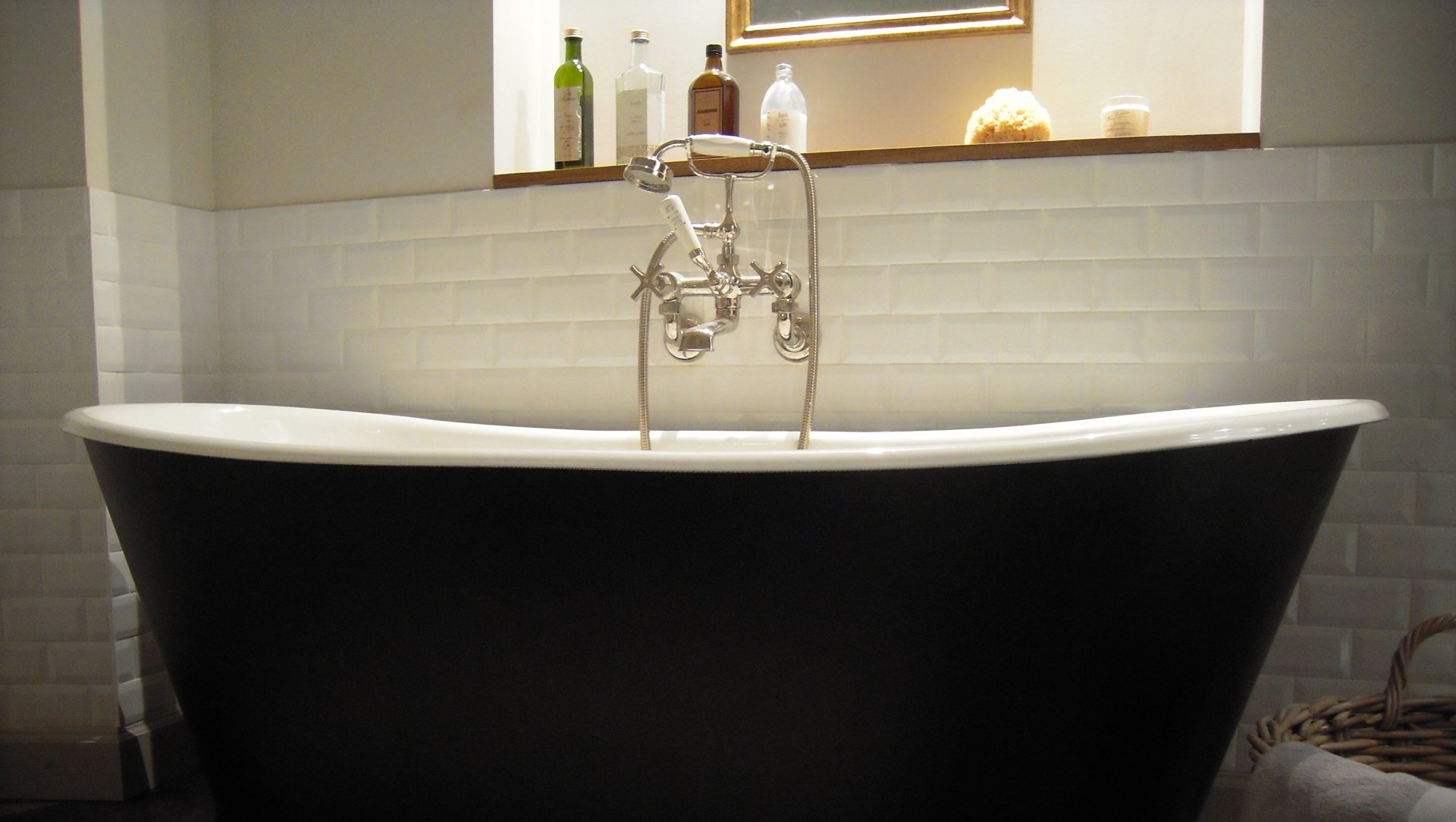 Baignoire ancienne noire et blanche 