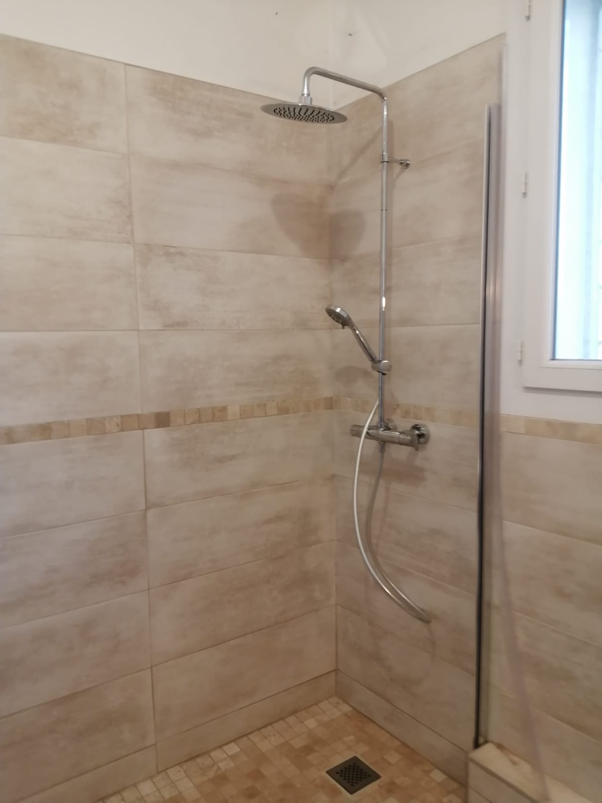 Douche à l'italienne dans des tons marrons