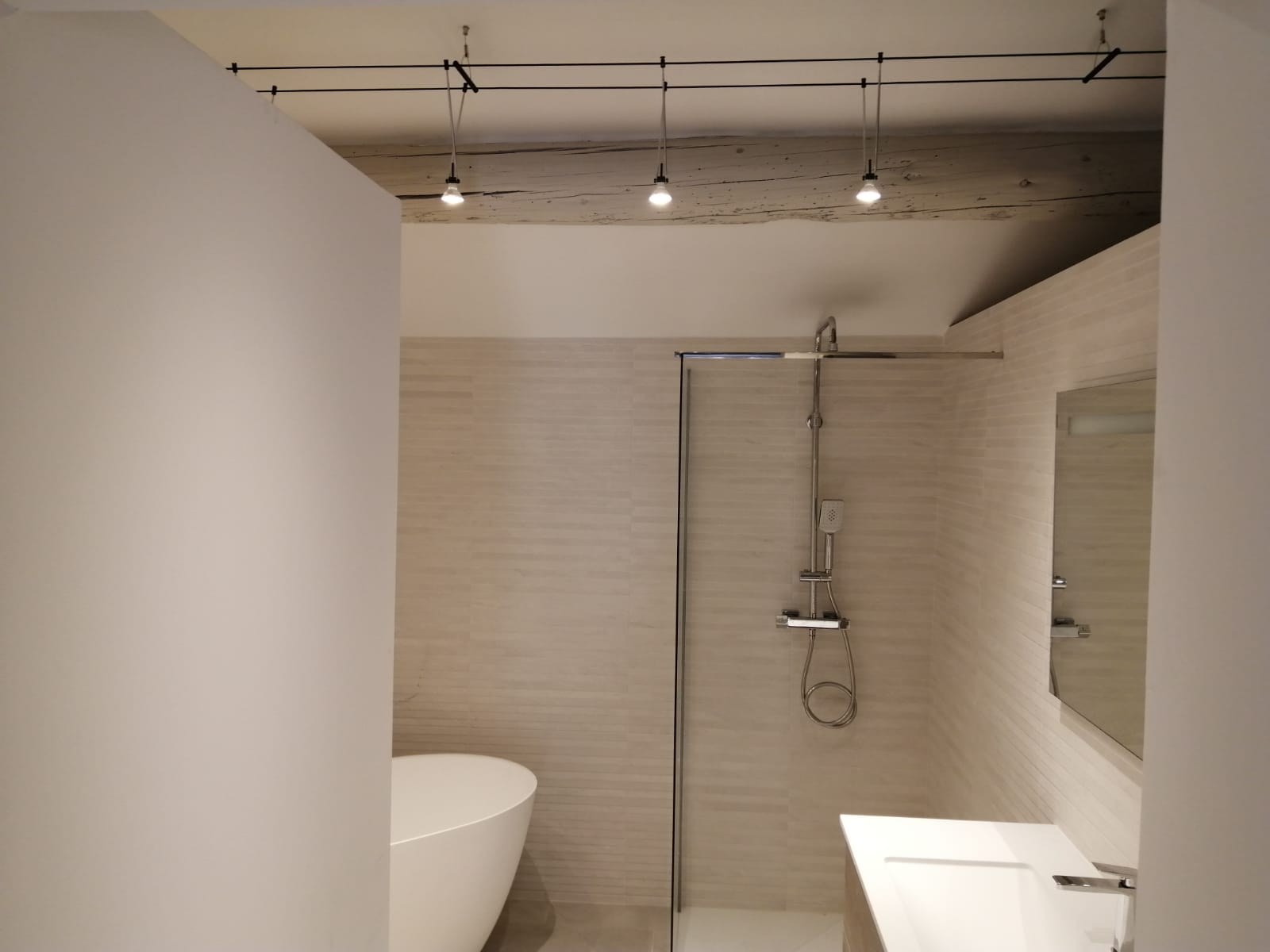 Éclairage en suspension étanche dans salle de bains