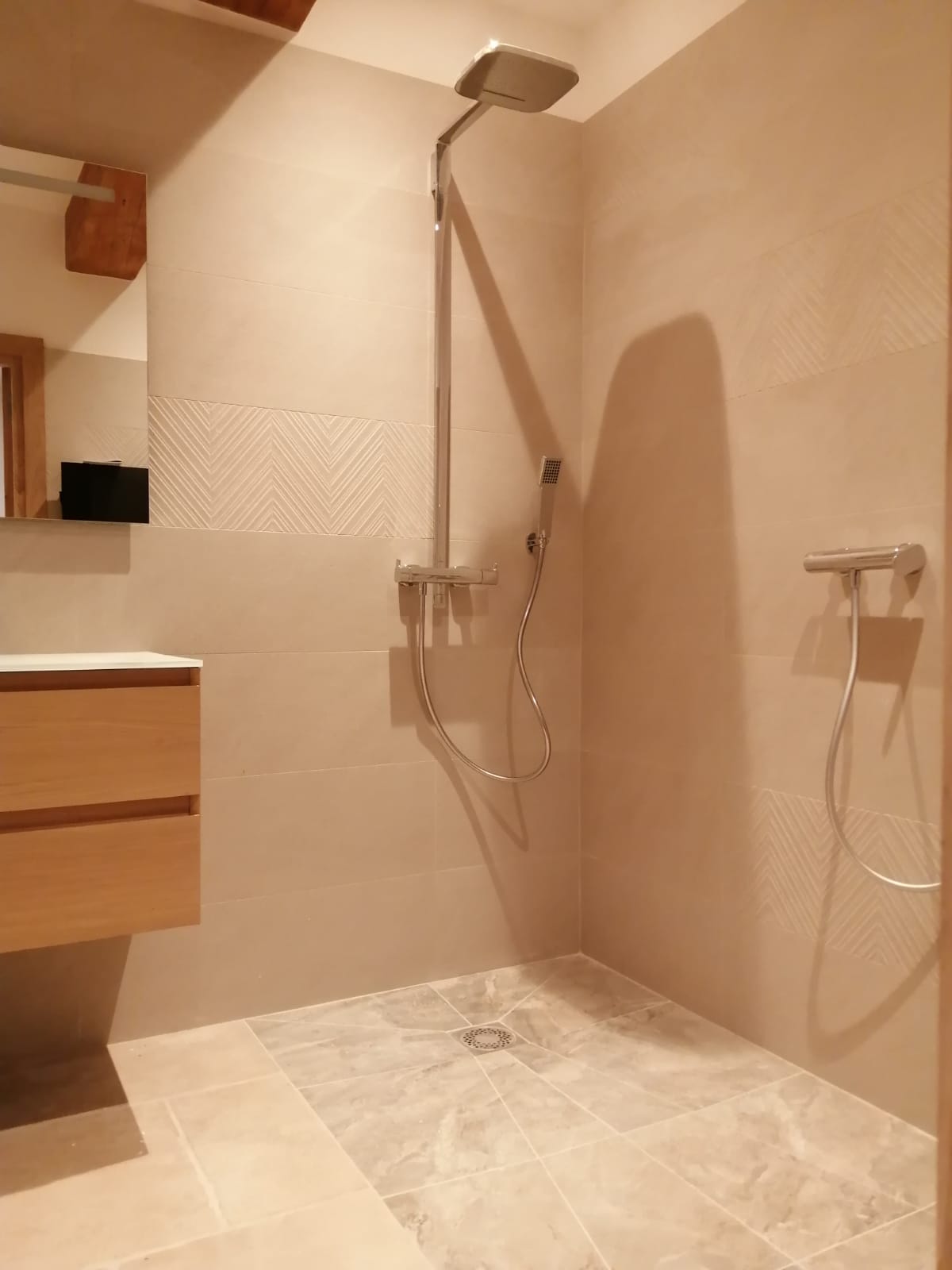 Douche à l'italienne avec carrelage de couleur beige