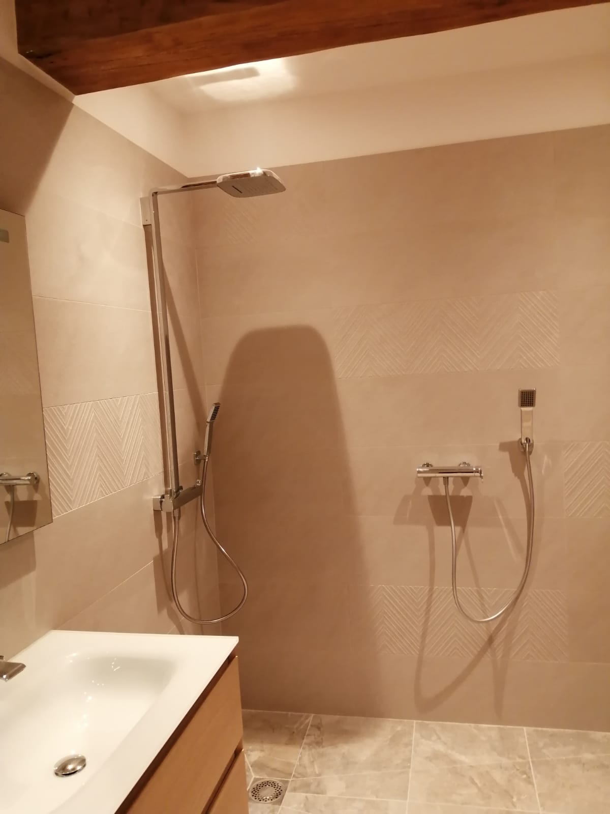 Salle de bains rénovée avec une douche à l'italienne