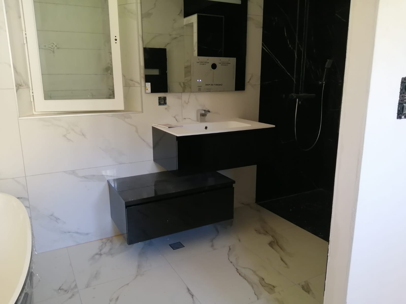 Meuble de salle de bains noir laqué