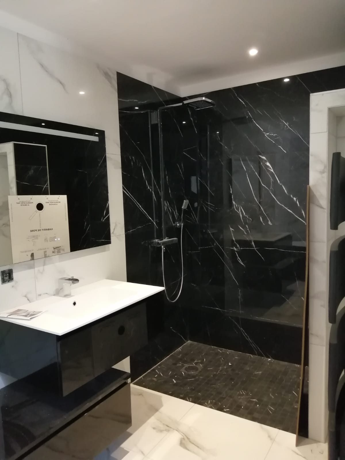 Salle de bains en marbre rénovée